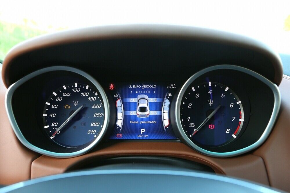 Tacho, Drehzahlmesser und Bordcomputer im Maserati Ghibli