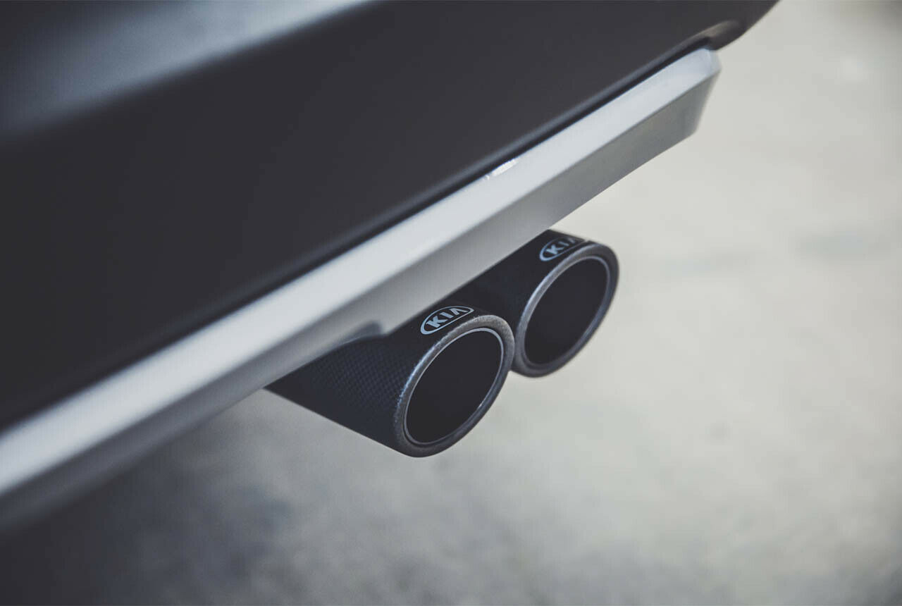 Bastuck-Sportendschalldämpfer aus rostfreiem Edelstahl, die beiden Endrohre sind mit Carbon ummantelt