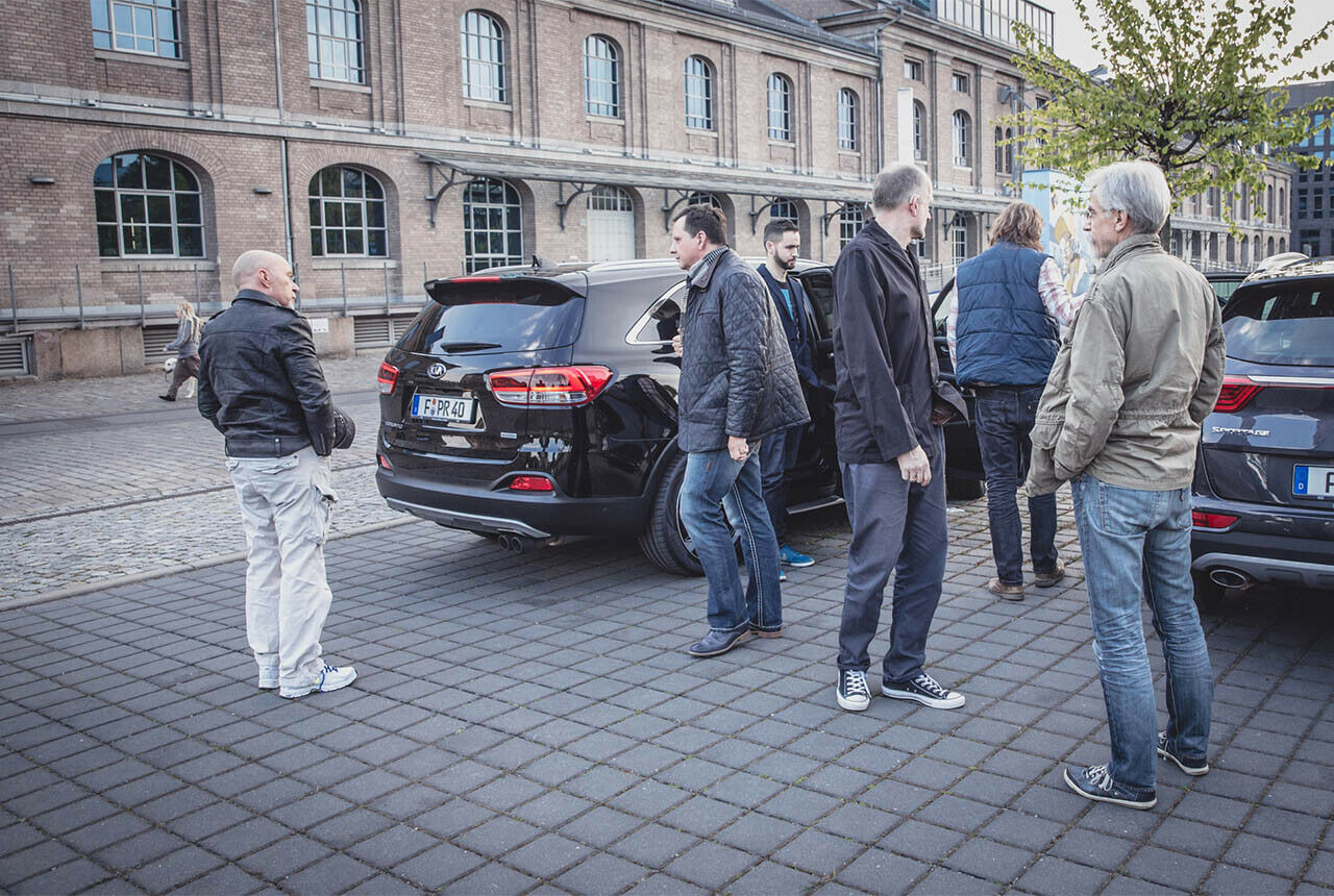 Fahren geht über Fühlen. Nach dem Test fahren die fünf Tester den Kia Sorento Masterpiece Probe