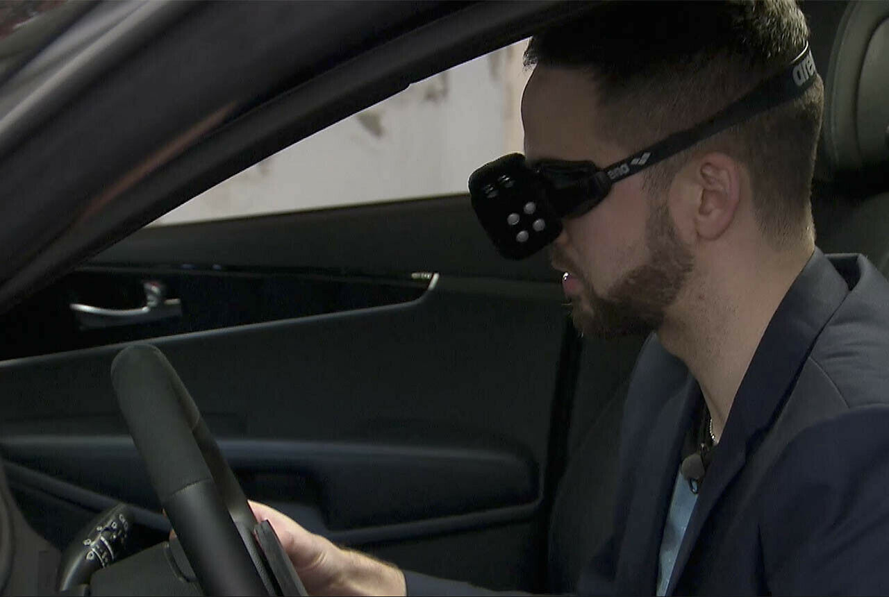 Stefan tastet über das handgenähte Lenkrad. Der obere Teil ist mit Alcantara bespannt