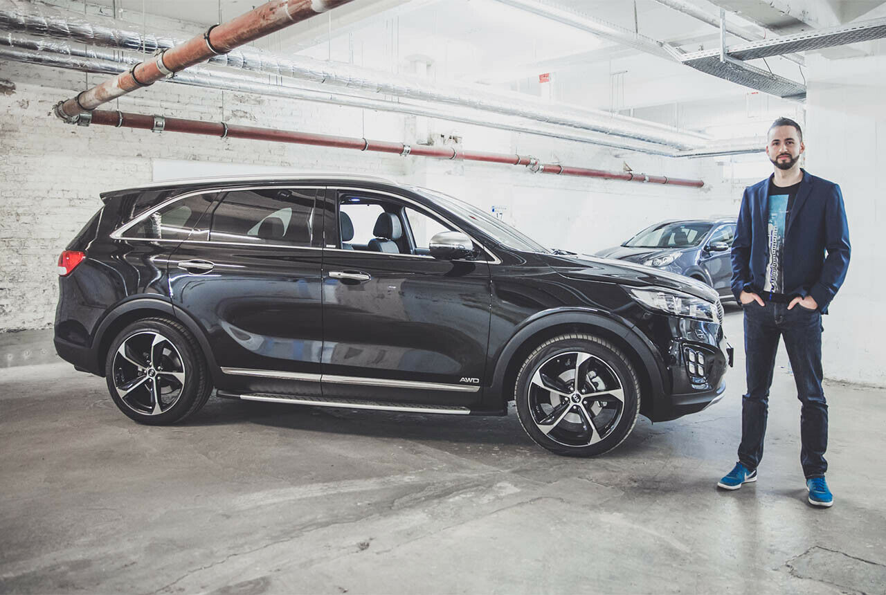 Stefan vor dem Kia Soento Masterpiece. Sonst steht er eher auf Autos mit Patina