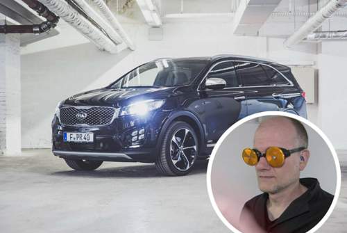 Die Reflektoren-Brille steht Marc ausgezeichnet und sorgt für Fairness beim Blindtest