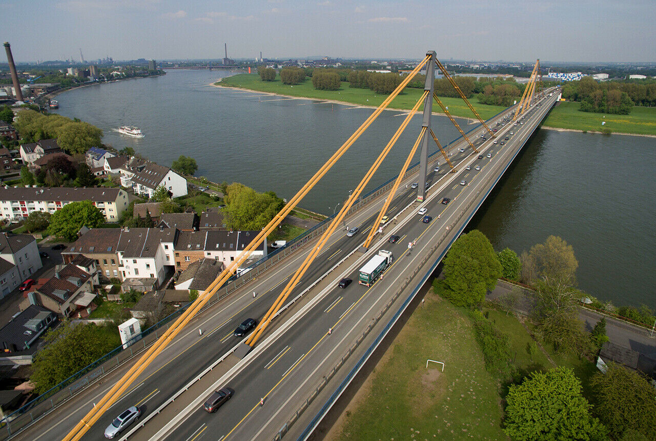 Die Rheinbrücke auf der A40 bei Duisburg ist ab heute (Mittwoch) für mehrere Tage in beide Richtungen gesperrt. Der Grund ist ein Riss in einer Seilverankerung