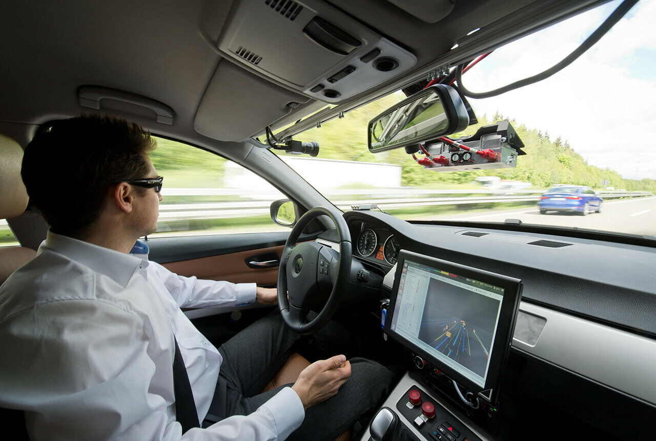 Autonome Autos könnten jede Menge Geld sparen und viele Unfälle vermeiden. Davon sind Schweizer Wissenschaftler überzeugt