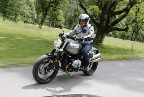 Die BMW R nineT Scrambler sprintet in knapp 3,6 Sekunden auf Tempo 100