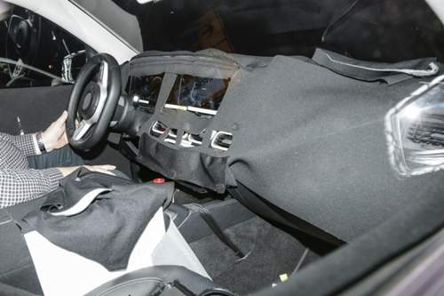 Der Mercedes GLE bekommt natürlich das Widescreen-Cockpit aus der E-Klasse, allerdings scheint Mercedes hier auf die runden Lüftungsdüsen zu verzichten