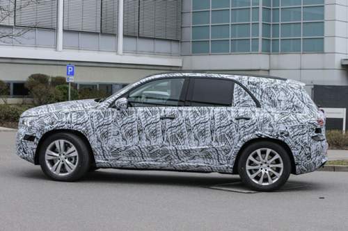 Die Heckpartie des GLE tarnt Mercedes noch stark, ob die optisch umlaufende Fensterfläche bleibt, lässt sich noch nicht sagen
