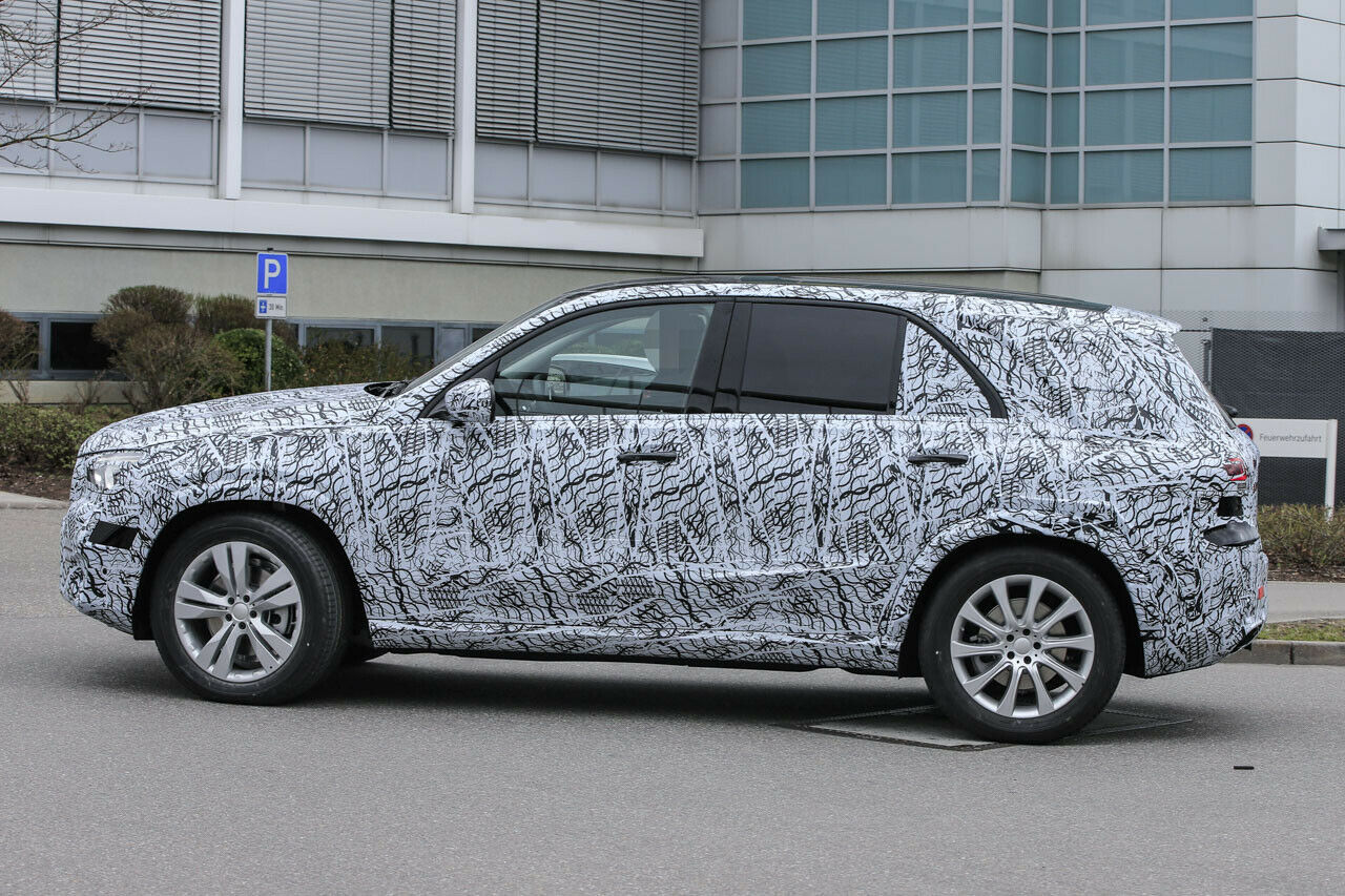 Die Heckpartie des GLE tarnt Mercedes noch stark, ob die optisch umlaufende Fensterfläche bleibt, lässt sich noch nicht sagen