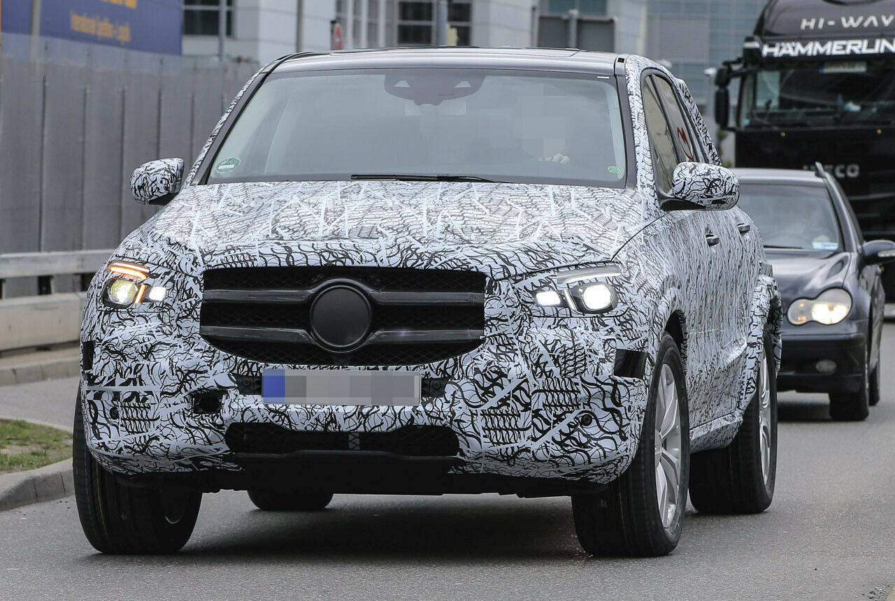 Zwei Querstreben im präsenten Kühlergrill sind bei Mercedes das SUV-Kennzeichen, das später folgende GLE Coupé wird wohl wieder nur eine Spange tragen