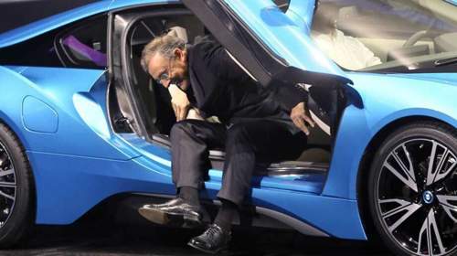 Hier-quaelt-sich-der-bmw-chef-aus-dem-neuen-i8