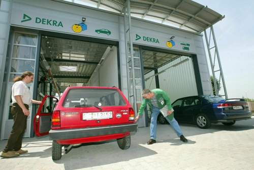 HU-Untersuchung: Ab 2015 lesen die Prüfer bei neuen Autos alle Fehler der Assistenzsysteme aus. Bisher erfolgt nur eine Sichtprüfung der Airbag-Kontrolleuchte