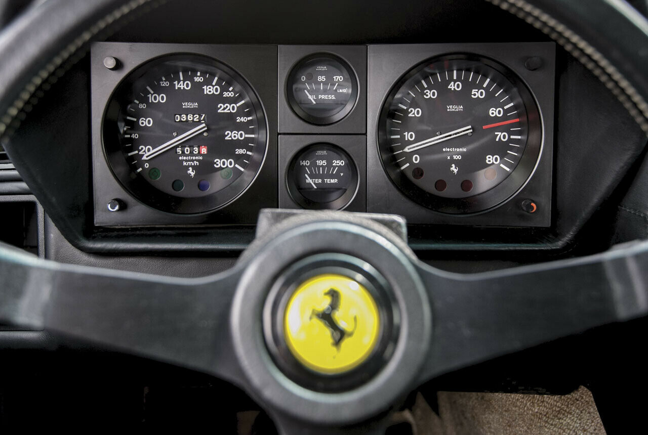 Weiß auf schwarz, da steht es: Der 400i von Keith Richards hat in fast 35 Jahren weniger als 4.000 Kilometer zurückgelegt