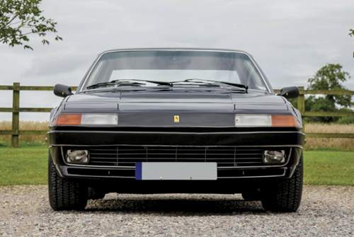 Unter der Haube des Ferrari 400i sitzt ein Zwölfzylinder mit 315 PS