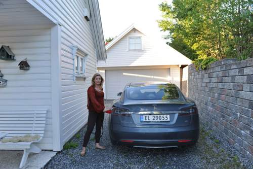 Nina Haug Eide hat sich ein Tesla Model S gekauft. Mit dem kann sie Norwegen an 1.726 Ladestationen kostenlos wieder "volltanken"