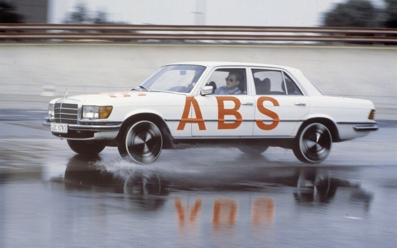 1978 rüstete Mercedes erstmals eine S-Klasse mit ABS aus. Damals noch gegen Aufpreis