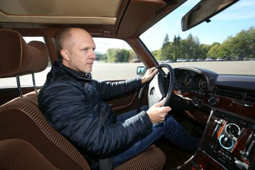 Bei einer Vollbremsung aus 70 km/h auf nasser Fahrbahn bleibt der ABS-W116 rund 1,5 Wagenlängen vor dem gleichen Modell ohne ABS stehen