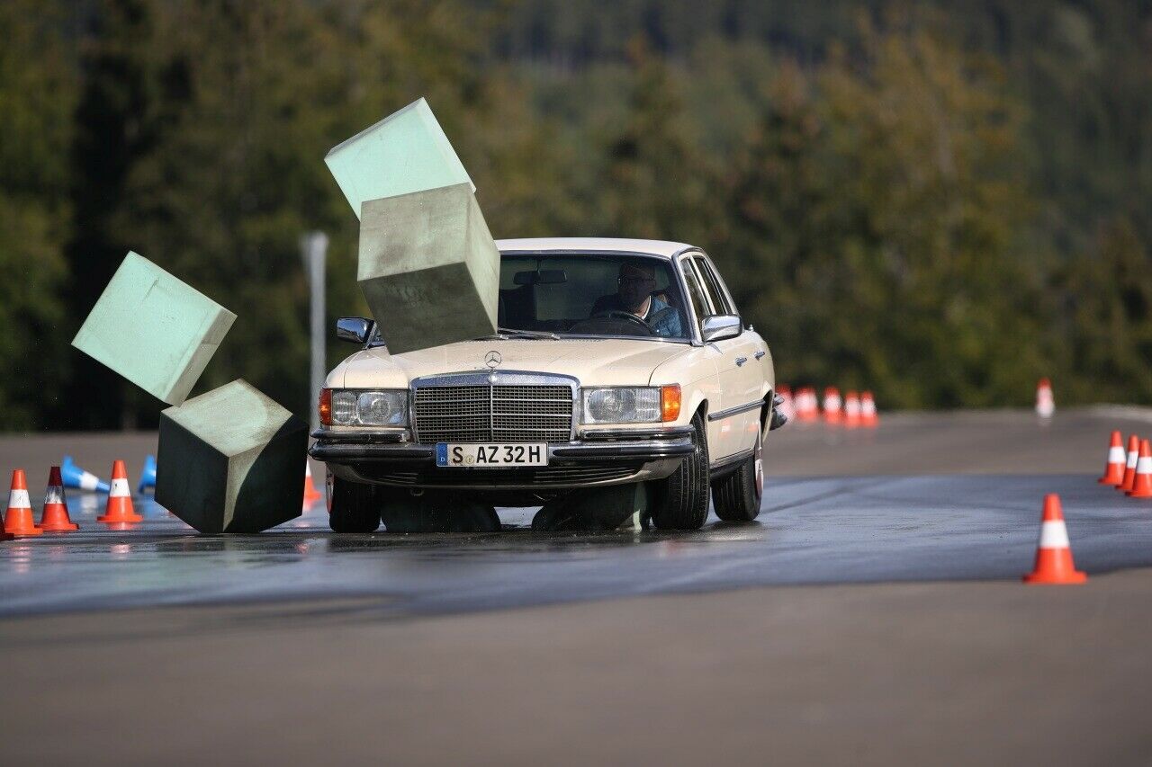 Ohne ABS rutscht der Mercedes in das Hindernis, egal wie und wohin der Fahrer lenkt