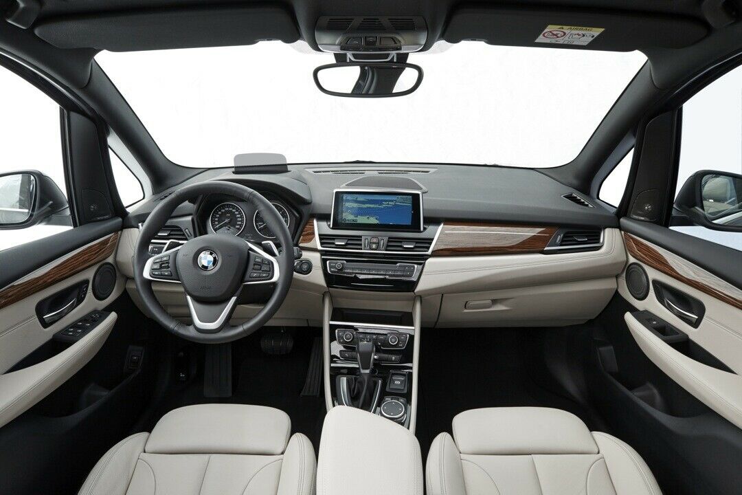 Das Cockpit des 220d mit Luxury-Ausstattung