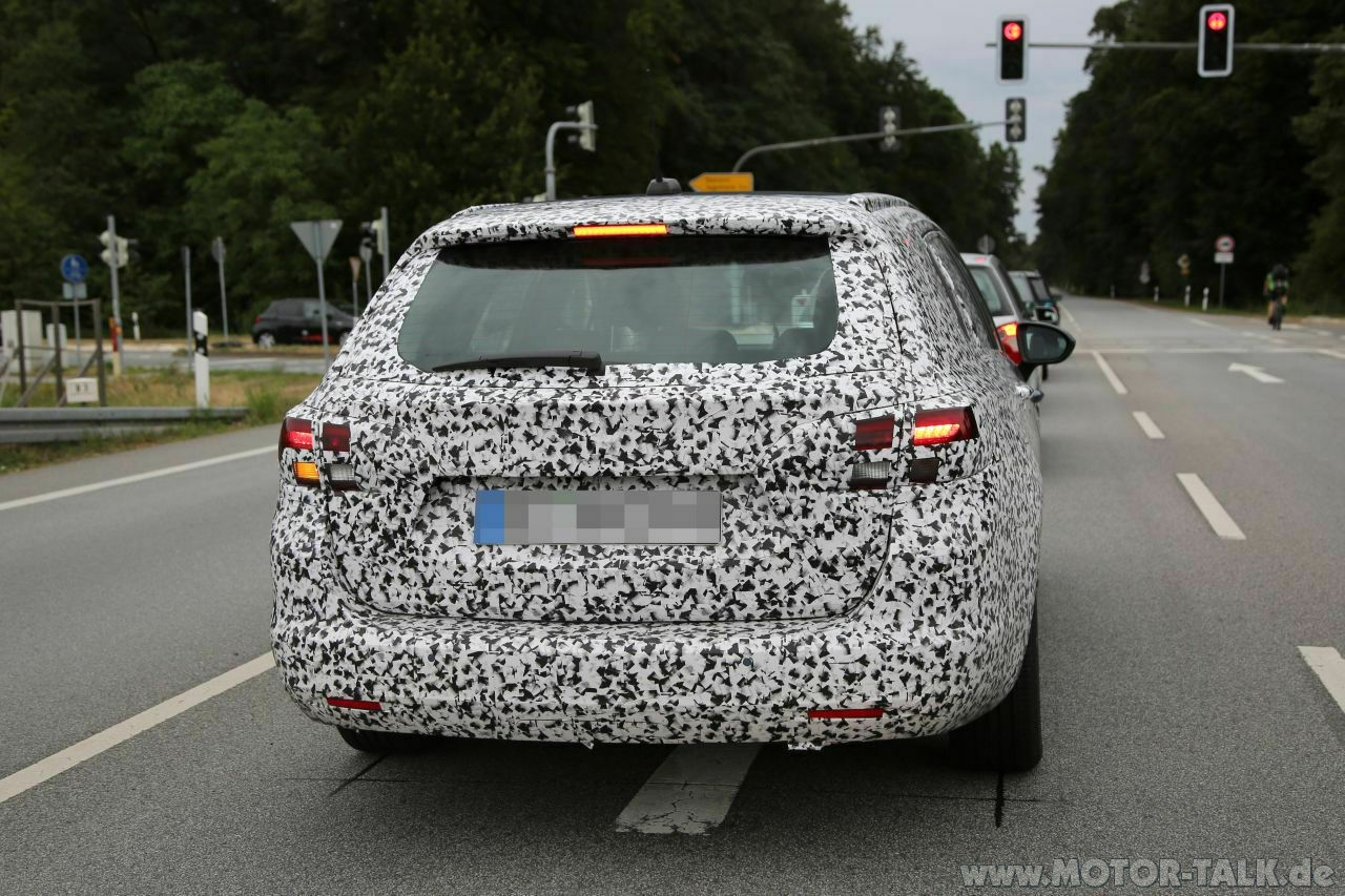 Hohe Fensterlinie, umlaufende Scheinwerfer: Falls Opel nichts zur Tarnung angeklebt hat, lässt sich das Heck bereits deutlich erahnen