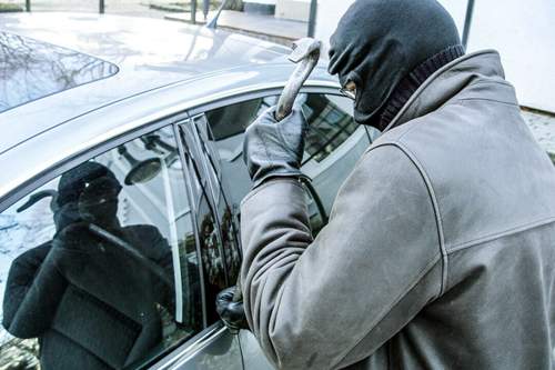 Nicht nur rohe Gewalt öffnet Autos: Mit etwas Expertise lassen sich Sicherheitssysteme erstaunlich leicht überwinden. Das klappt sogar ohne Sturmmaske
