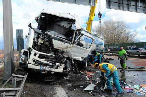 Nicht jeder Unfall lässt sich vermeiden. Daher erforschen Ingenieure der Fahrzeugbranche derzeit, wie ein automatischer "Post-Crash"-Bremsvorgang Unfallfolgen mildern kann