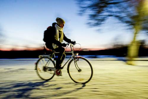 Wer seine Sichtbarkeit verbessert, fährt sicherer. Jedoch: Die Zahl verunglückter Radfahrer steigt. Besonders gefährdet ist die Altersgruppe ab 65 Jahre