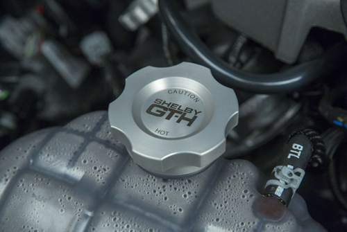 Selbst der Deckel des Kühlwasser-Behälters trägt das GT-H-Logo