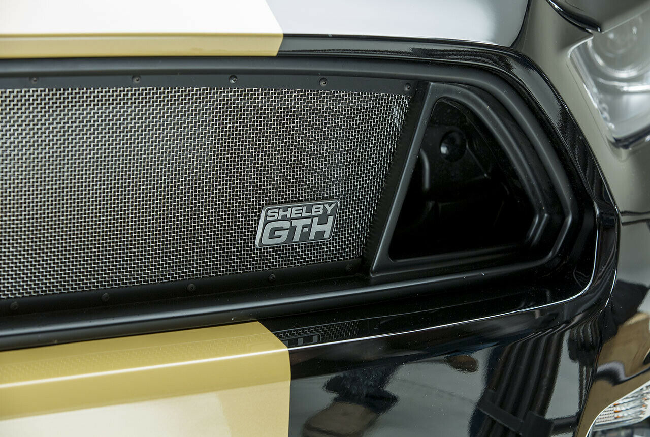 Wo andere Mustangs einen herkömmlichen Kühlergrill haben, sitzt am Shelby GT-H das typische, feinmaschige Netz