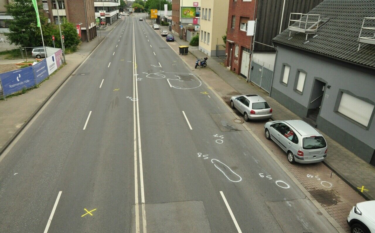 Die Unfallstelle am Morgen nach dem tödlichen, illegalen Rennen in Mönchengladbach
