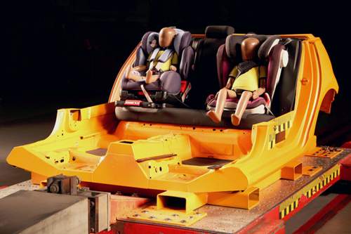 Seit 2015 verwendet der ADAC bei seinem Kindersitz-Test eine neue Karosserie und neue Dummys