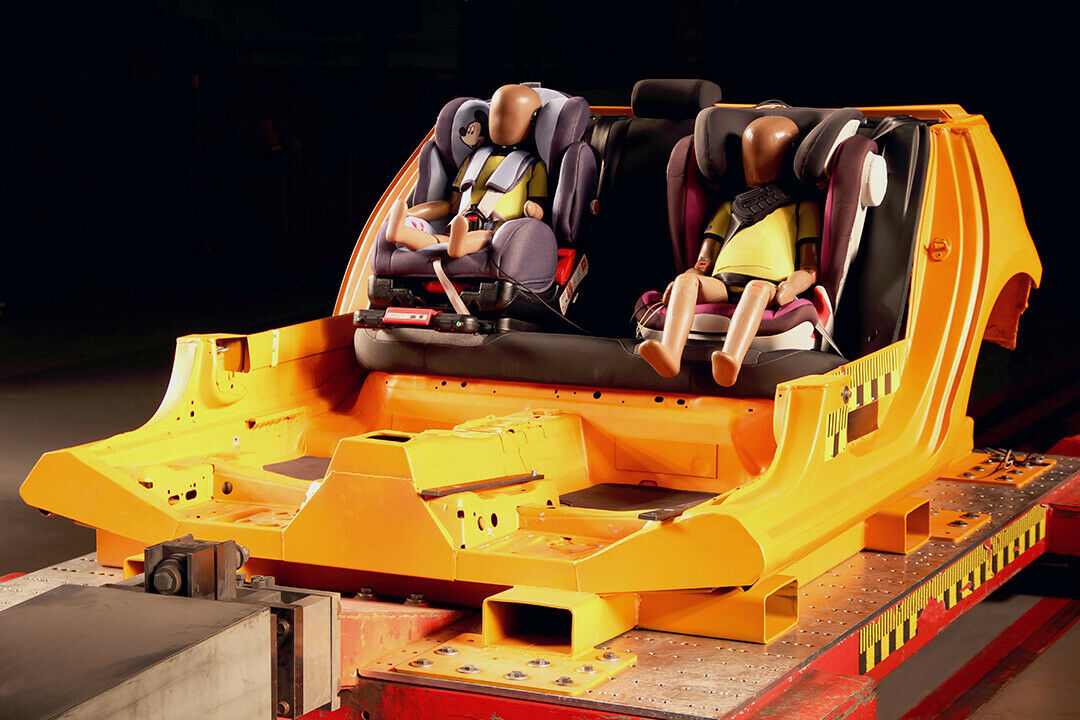 Seit 2015 verwendet der ADAC bei seinem Kindersitz-Test eine neue Karosserie und neue Dummys