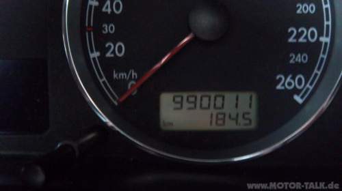 990011