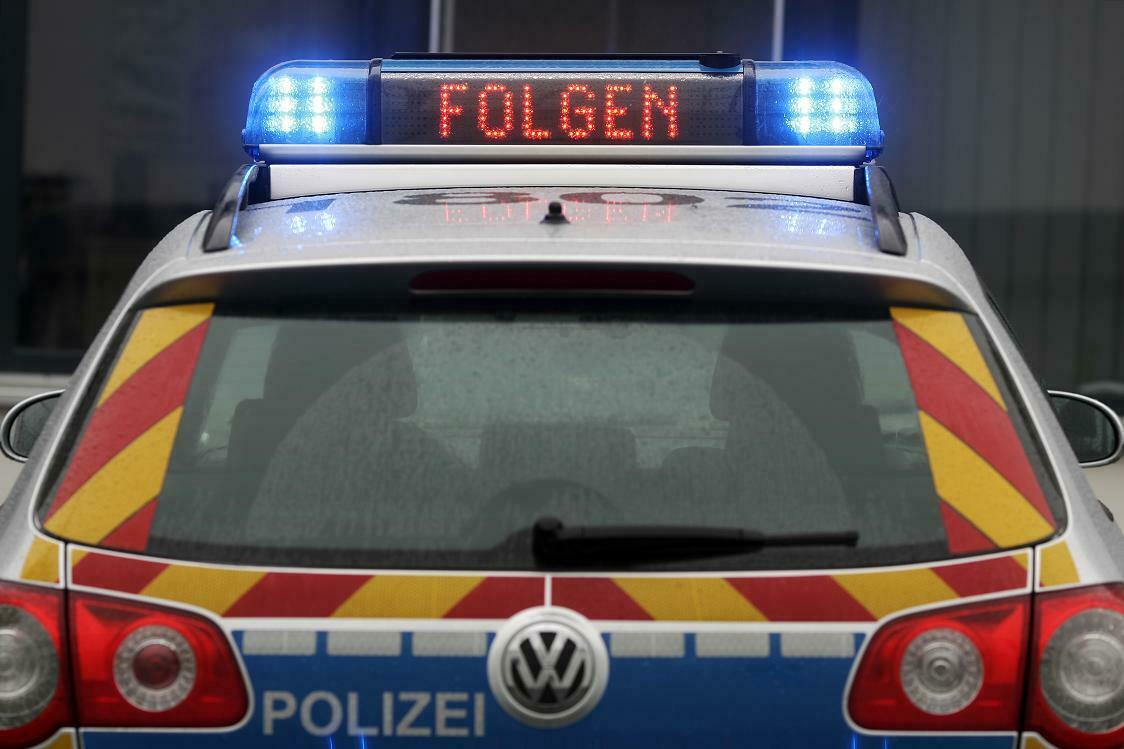 Bitte folgen: Der Fahrer eines schwarzen Golf ließ sich auch mit härtesten Methoden nicht zum Anhalten bewegen (Beispielbild)