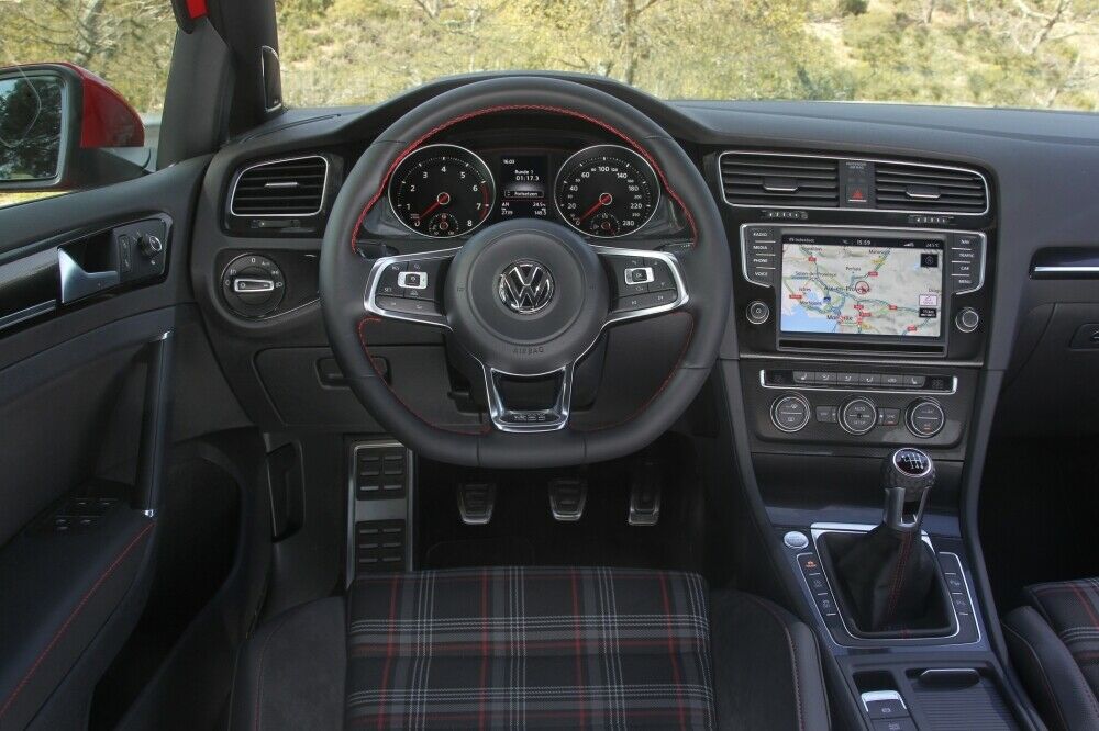 Ein abgeflachtes Lenkrad gibt es serienmäßig im Golf - der GTI trägt zusätzlich rote Ziernähte