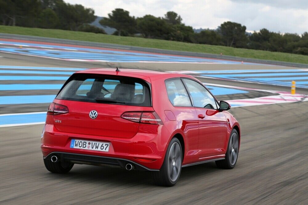Abgedunkelte Rückleuchten und eine doppelflutige Auspuffanlage am Golf 7 GTI