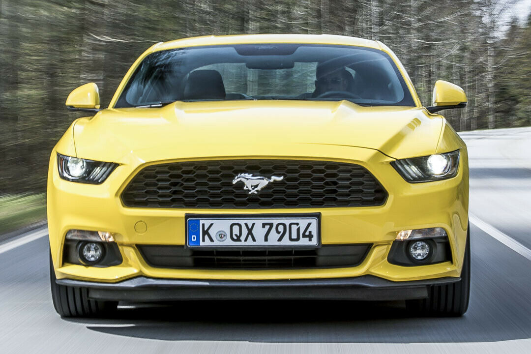 Das V8-Blubbern klingt herrlich und nervt nie, beim Vierzylinder wünscht man sich manchmal einen Lautstärkenregler