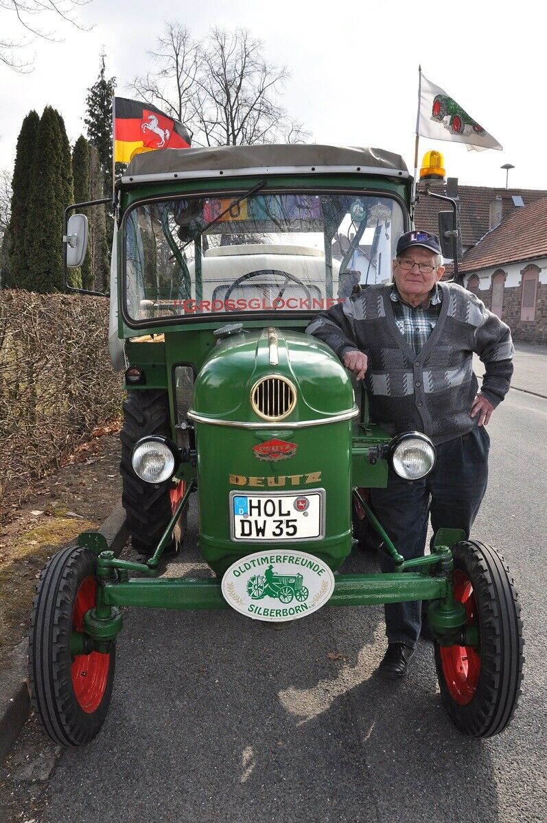 Stolz lehnt Winfried Langner an seinem Trecker. Mit ihm fuhr er bereits den Großglockner hoch