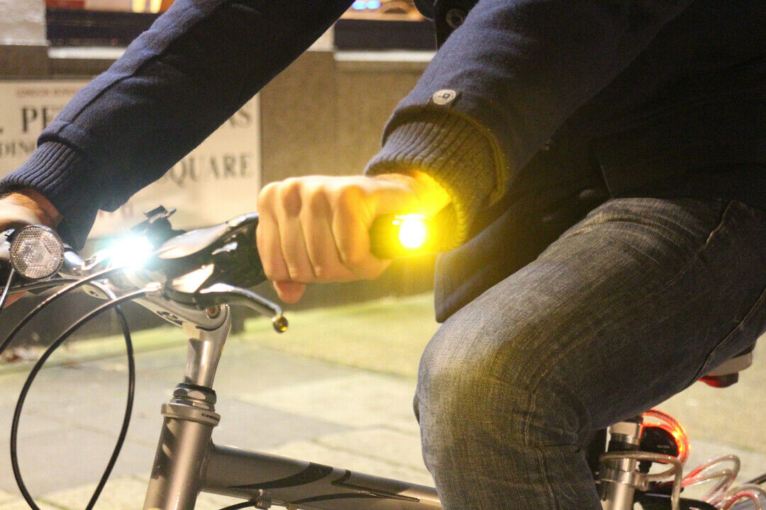 Die Blinker werden entweder an den Lenker geschraubt (30 Euro) oder durch einen Magneten gehalten (günstigere Ausführung)