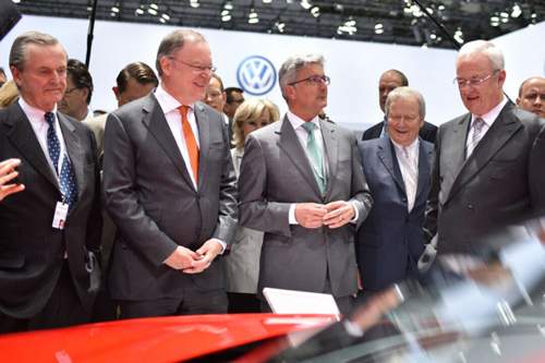 Der niedersächsische Ministerpräsident Stephan Weil (Zweiter von links) sieht in Piëchs Rücktritt einen "Einschnitt" in der VW-Geschichte