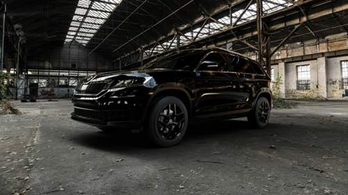 Borbet-y-black-glossy-felge-mit-reifen-schwarz-in-18zoll-winterfelge-alufelge-auf-schwarzem-skoda-kodiaq-typ-ns-mit-15mm-tieferlegung-industriehalle-1-camera-000-1920