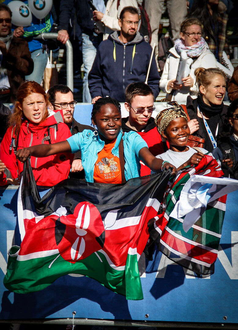 Fans mit der kenianischen Flagge