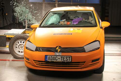 Ein Airbag in der Fahrzeugmitte könnte Verletzungsrisiken senken