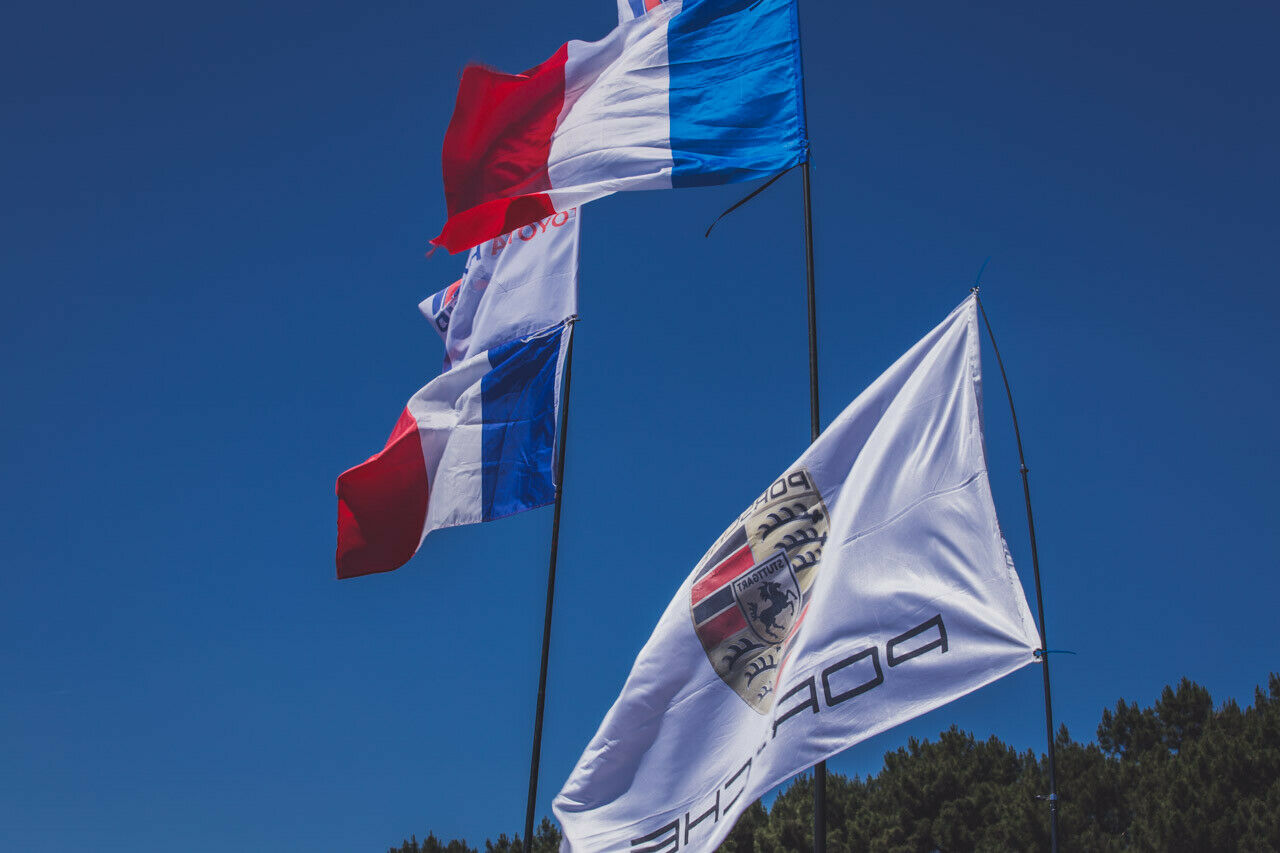 Le Mans 2017: Die Porsche-Flagge neben der französischen Flagge