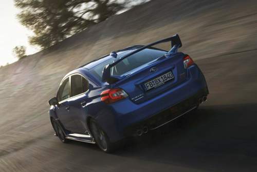 Berühmt in Blau, nicht in Grün: Der Subaru WRX STI schluckt mehr als 10 Liter teures Super-Plus-Benzin auf 100 Kilometer
