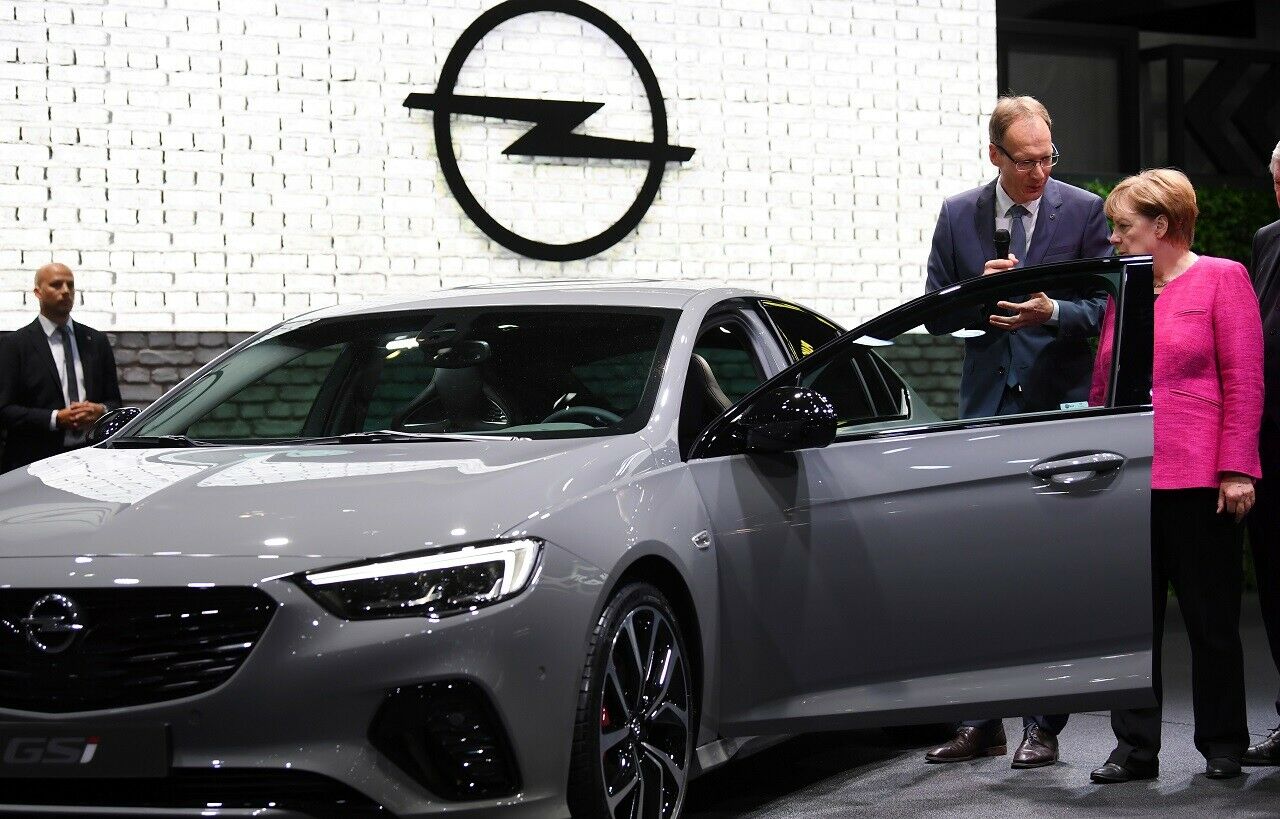 Angela Merkel auf dem Stand von Opel auf der IAA