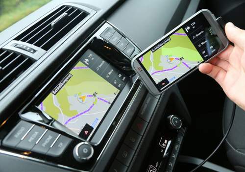 Das Infotainment-System spiegelt die Daten des Handys. Ein normales Navigationssystem gibt es nicht mehr im Fabia