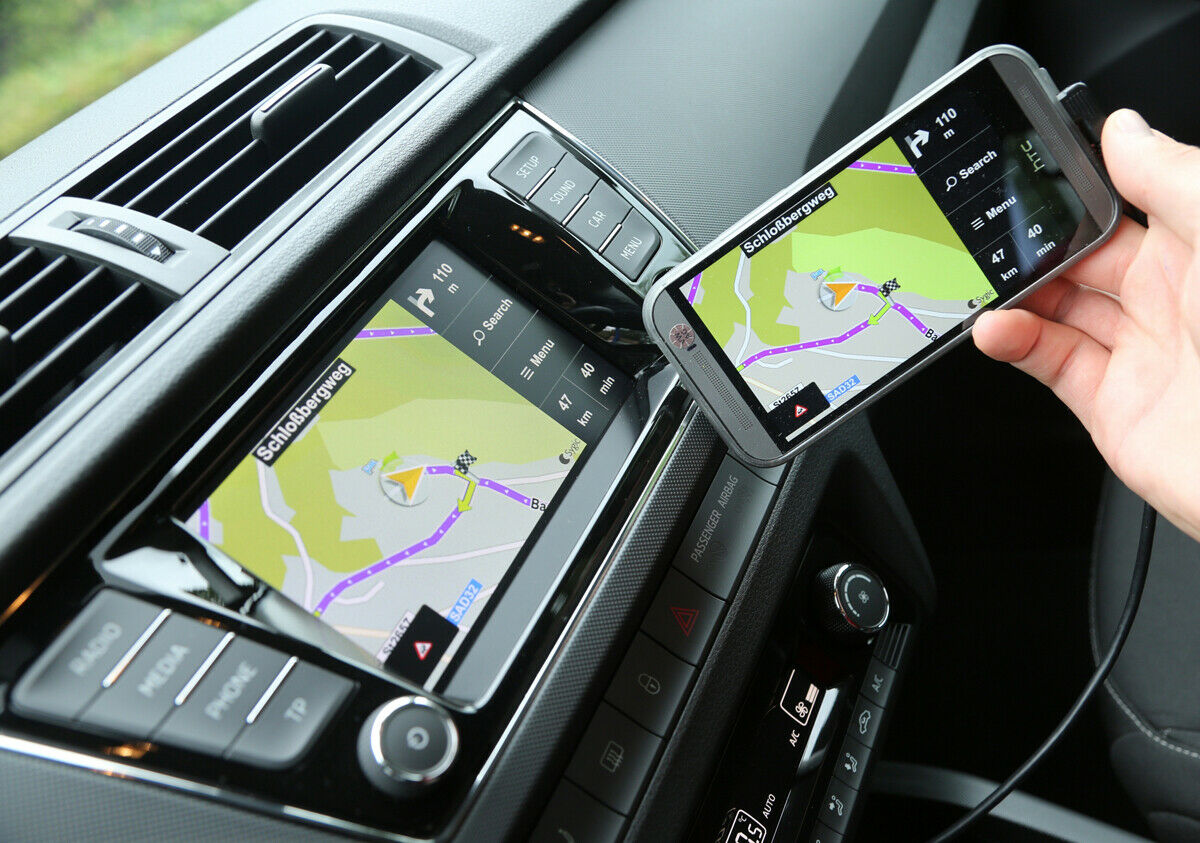 Das Infotainment-System spiegelt die Daten des Handys. Ein normales Navigationssystem gibt es nicht mehr im Fabia