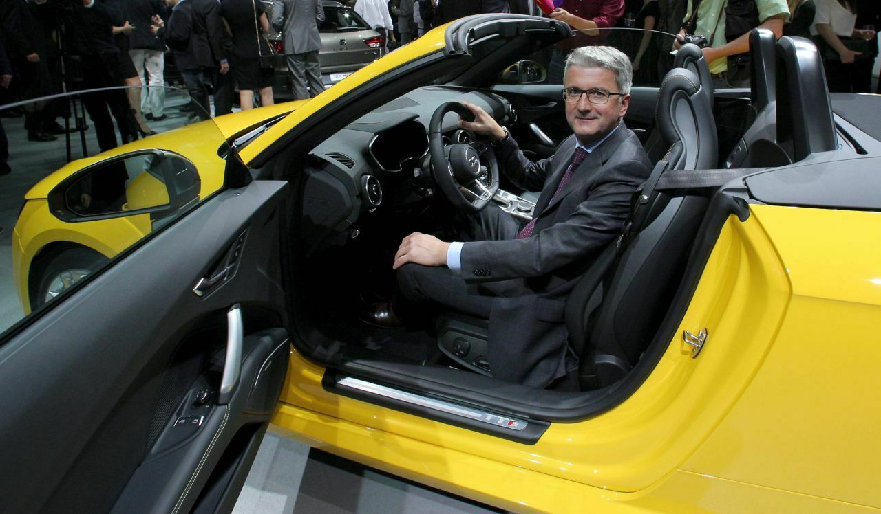 Audi-Chef Rupert Stadler auf dem Pariser Salon im Audi TTs: Der Hersteller aus Ingolstadt will "Premiummarke Nummer eins" werden