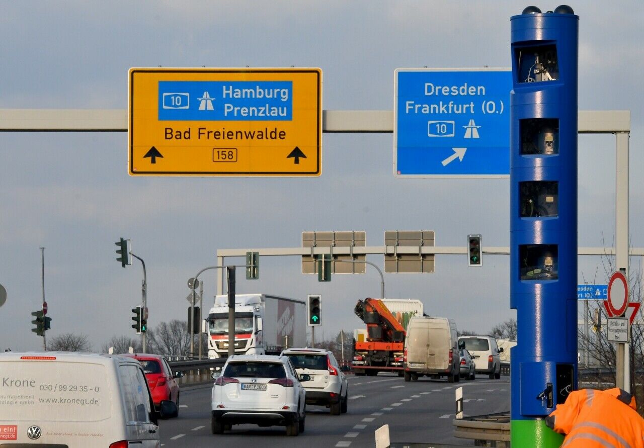 Kontrollsäule für die Lkw-Maut bei Ahrensfelde (Brandenburg)