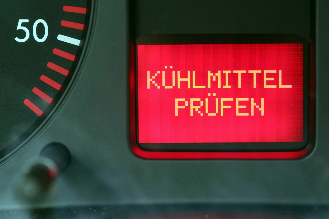 Spätestens bei einem solchen Warnhinweis sollten Autofahrer reagieren. Experten empfehlen, zusätzlich den Kühlmittelstand regelmäßig zu prüfen